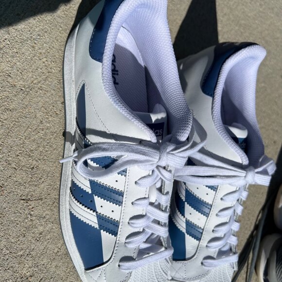 Adidas men’s shoes, size 9.5 - Picture 2 of 4